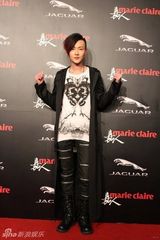 组图：黄义达时装盛典获奖 现场献唱《微光》