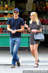组图：邓斯特与男友享午后时光 印花紧身裙闪亮迷人