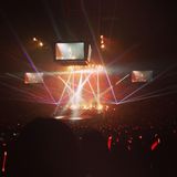 组图：金在中日本演唱会第二场 玩偶塞胸搞怪