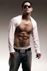 组图：刘承俊眼神凌厉秀完美肌肉