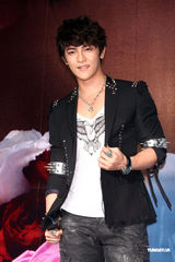 组图：汪东城生日蓝心湄送香吻 曝其“到处睡”