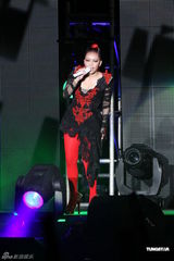 组图：阿妹身著爆乳装开唱 歌迷现场点唱饱耳福