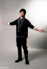 组图：赵文浩为宣传新歌《巧克力》拍新造型照