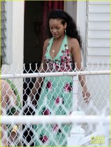 组图：蕾哈娜携名嘴奥普拉游故乡