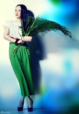 组图：孙宁登杂志封面显华贵 花为媒展女性柔美