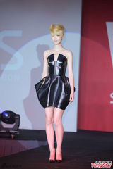 组图：桂纶镁金发造型示人 舞台上大玩变装秀