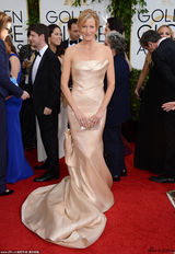 组图：《绝命毒师》女主亮相红毯 裸背优雅性感