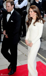 高清图：英国王妃凯特白色高开衩长裙端庄迷人