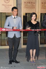 组图：朱茵产后首现身剪彩 曝女儿改名黄莺