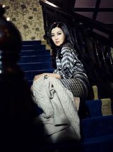 组图：王雅捷婚事将近 古堡拍写真显名媛气质