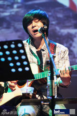 组图：韩星尹道贤出演慈善义卖会展天籁歌喉