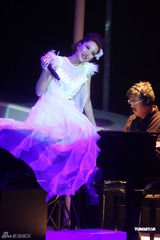 组图：A-Lin台北唱天后歌 大秀120公分修长美腿