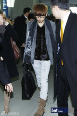 组图：SHINeeBEAST等赴巴黎参加《音乐银行》公演