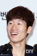 组图：韩球星朴智星公开恋情 爱上美女主播