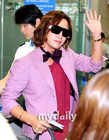 组图：张根硕飞往台湾举行亚洲巡演粉装亮眼