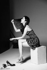 组图：刘庭羽黑白写真娴静优雅 展露灵动女人味
