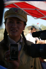 幻灯图：《兵团往事》新疆热拍 涓子庆生晒幸福