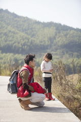 组图：《爸爸去哪儿》抓泥鳅 萌娃瞬间变泥孩儿