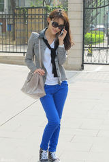 高清组图：贾青街拍LOOK 格子外套搭配蓝色裤子