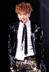 组图：Rain首尔开唱尺度大 与女伴舞秀喷血演出