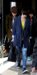 高清组图：李宇春街拍 蓝色风衣搭配牛仔裤