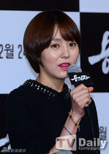 组图：孔侑黑西服帅气出席《嫌疑人》试映会