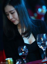 组图：田朴珺戴鸽子蛋秀乳沟 疑与王石结婚