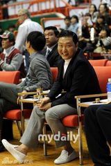 组图：鸟叔PSY观战职蓝比赛 美女啦啦队跳马舞