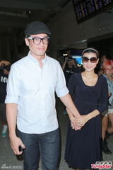 高清图：陈豪接怀孕娇妻返港 摸老婆肚难掩兴奋