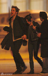 高清：《暮光之城》男女主角伦敦夜路把手牵