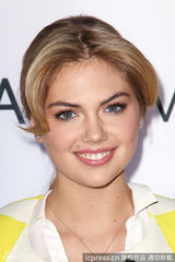 组图：抖奶超模阿普顿亮相 黄色外套明艳动人