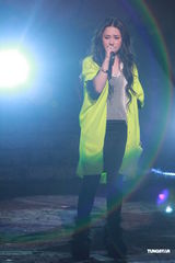 组图：《劲歌金曲》录影 阿娇(钟欣桐)出席郑欣宜落泪