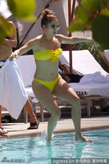 组图：詹妮弗-洛佩兹与小男友度假戏水晒风姿