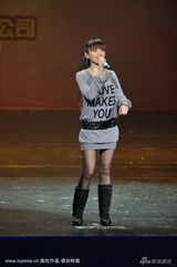 幻灯图集：张靓颖亮相宁波歌友会 连身裙秀身段