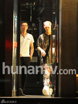 组图：韩庚江铠同吃火锅小心翼翼甜蜜回家