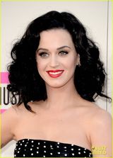 组图：凯蒂-佩里亮相红毯 黑色印花裙笑容甜美