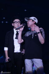 组图：李炜夺2010快男总冠军 刘心武艺分摘亚季军