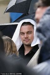 组图：莱昂纳多拍广告浪漫淋雨 代言捞500万美金