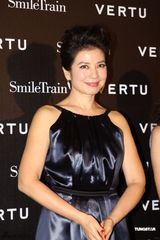 组图：钟楚红优雅亮相慈善影展 现场大方秀裸背