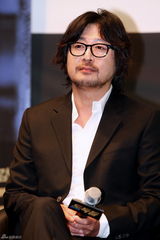 高清组图：金秀贤金慧秀牵手造势全智贤露背抢镜