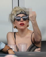 幻灯图：Lady gaga铆钉装看棒球赛 不满球员竖中指