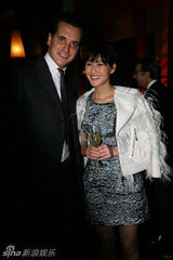 组图：姚星彤冯绍峰陈燃出席摄影展着装默契