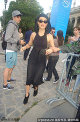 组图：Maggie Q连帽长裙出镜 妩媚性感气质佳