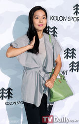 组图：少女时代成员等出席户外品牌展示会