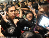 组图：李宇春机场引骚乱 遭粉丝围堵水泄不通