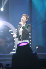 组图：TOP榜歌手祈福雅安 李宇春获全能艺人