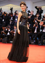 组图：《通往仙境》首映 欧嘉-柯瑞兰寇黑裙亮相