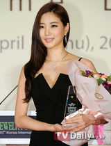 组图：韩星金莎朗低胸性感亮相珠宝展显优雅贵气