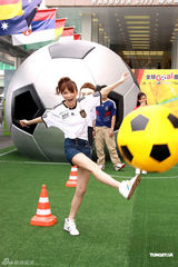 幻灯图：江若琳变身足球宝贝 否认与陈键锋交往