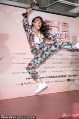 组图：葛仲珊获最佳新人奖 登台表演花裙抢镜